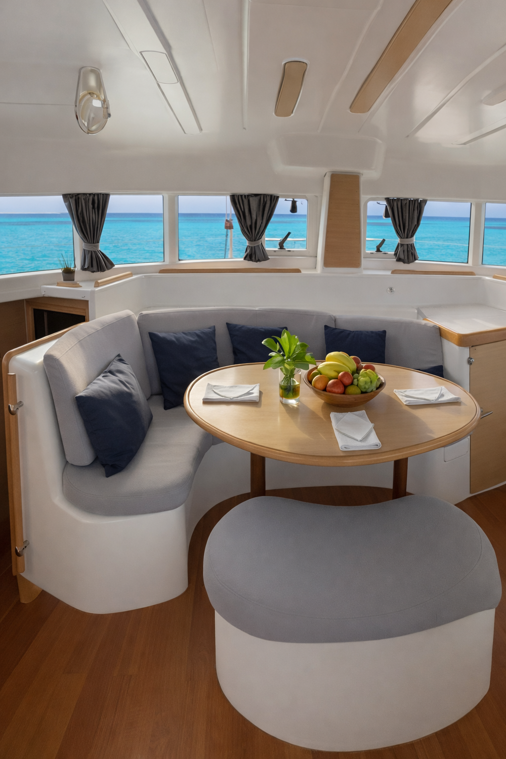 interior lagoon 380 alquiler catamaran ibiza